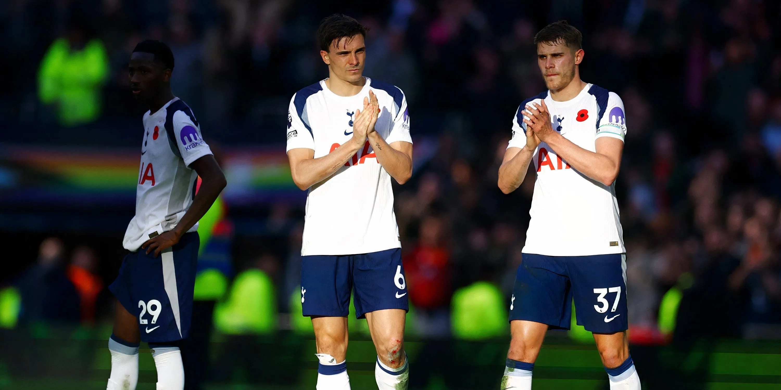 Joao Palhinha và Micky van de Ven đấu tranh cho bóng