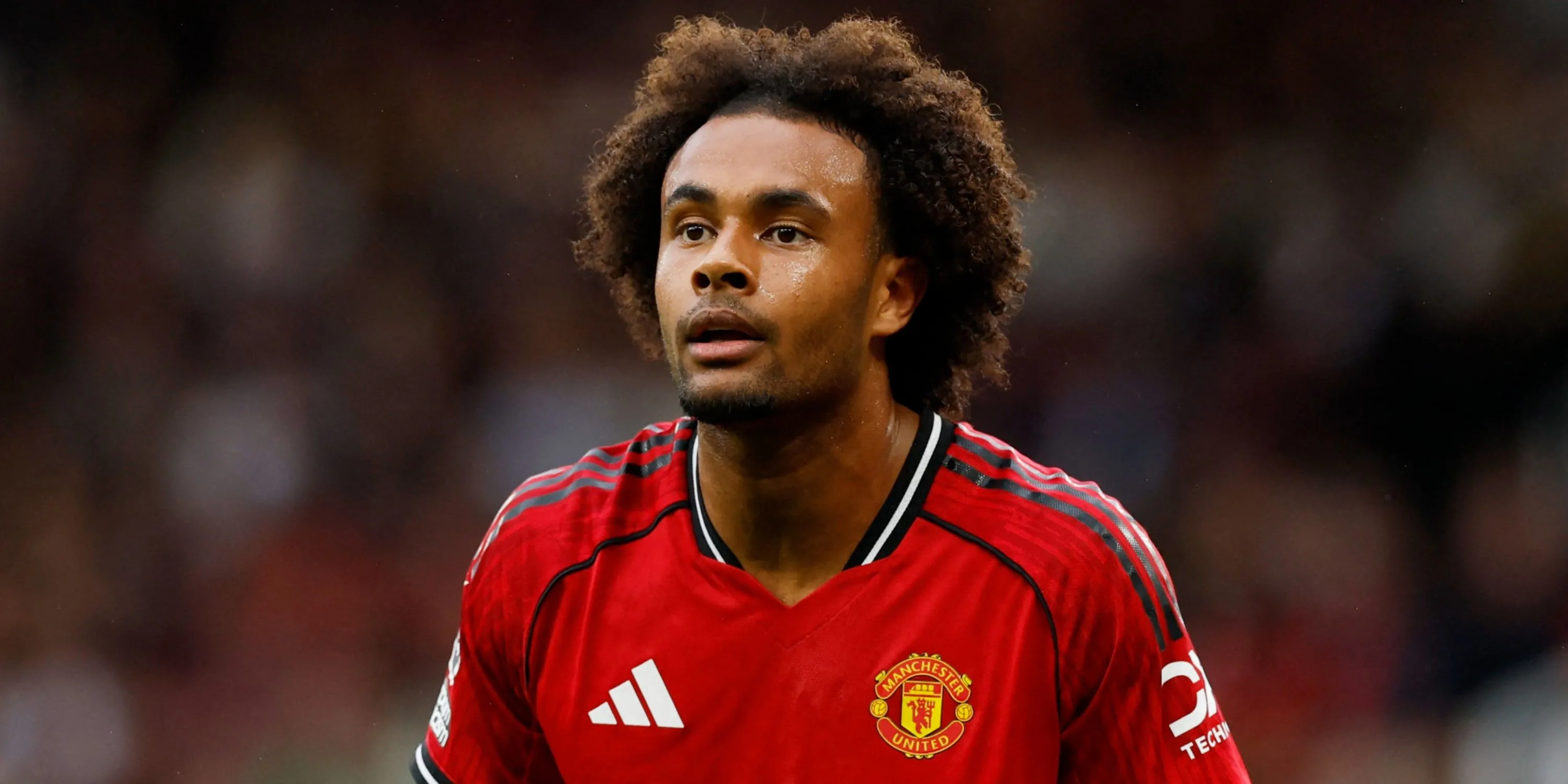 Joshua Zirkzee trong tình huống tranh chấp bóng khi khoác áo Manchester United