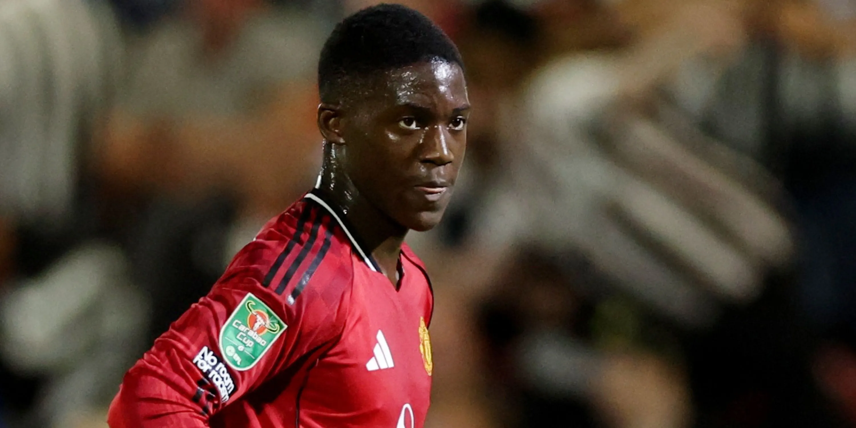 Kobbie Mainoo trong một tình huống tranh chập bóng trên sân