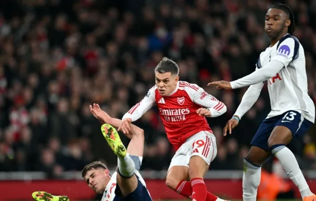 Leandro Trossard – 8.3 điểm. Trossard ghi bàn mở tỷ số và kiến tạo bàn ấn định tỷ số cho Eze. Là mũi nhọn quan trọng trong các tình huống tấn công biên.