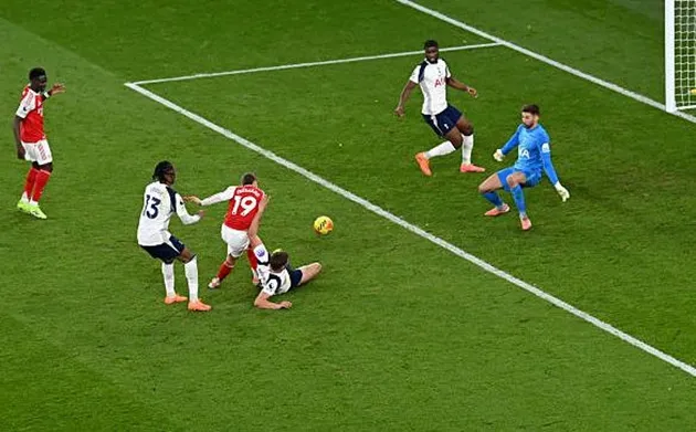 Leandro Trossard ghi bàn mở tỷ số ở trận đấu với Tottenham Hotspur.