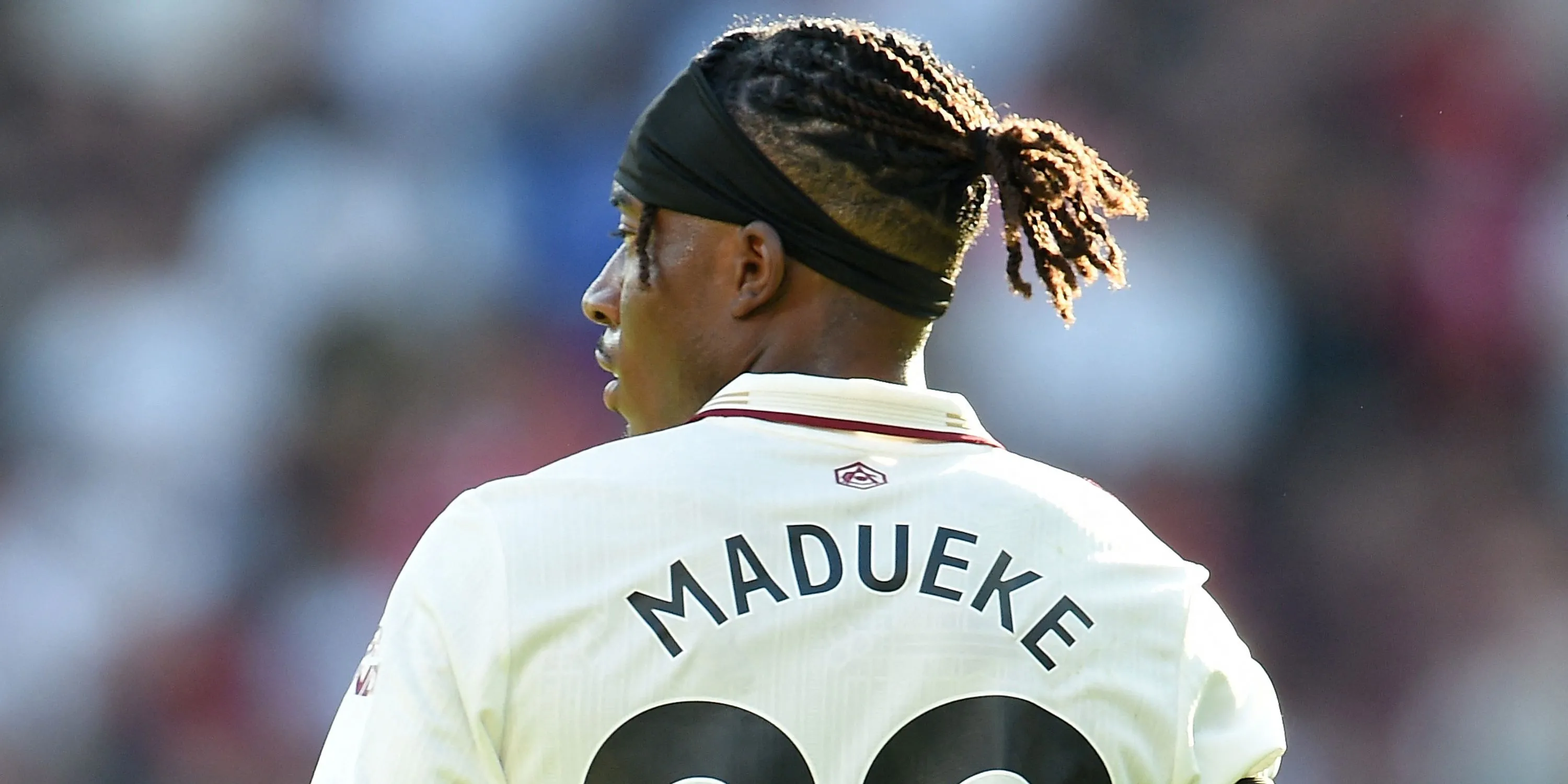 Noni Madueke trong áo Arsenal sau khi rời Tottenham mà không hề ra sân cho đội hình chính