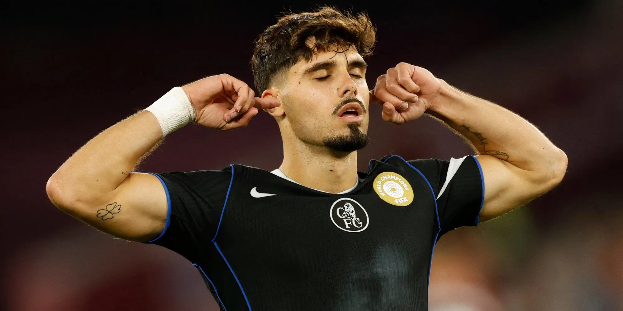 Pedro Neto tranh bóng trong trận đấu Premier League mùa giải 2024-25