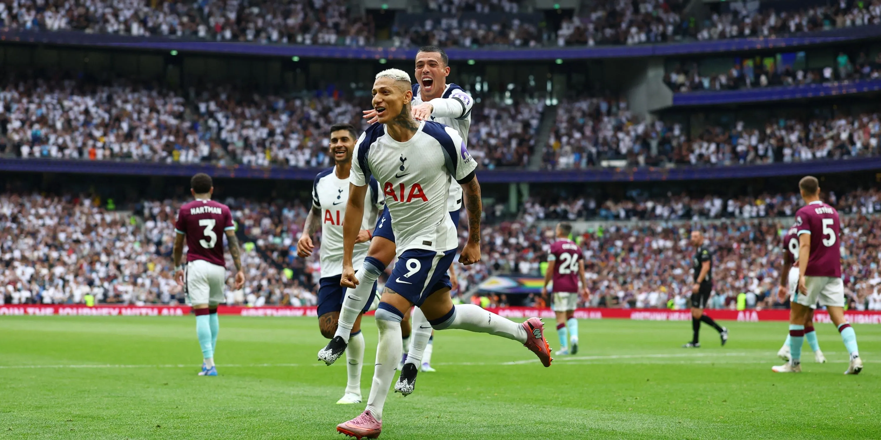 Richarlison và Porro của Spurs trong một trận đấu Premier League