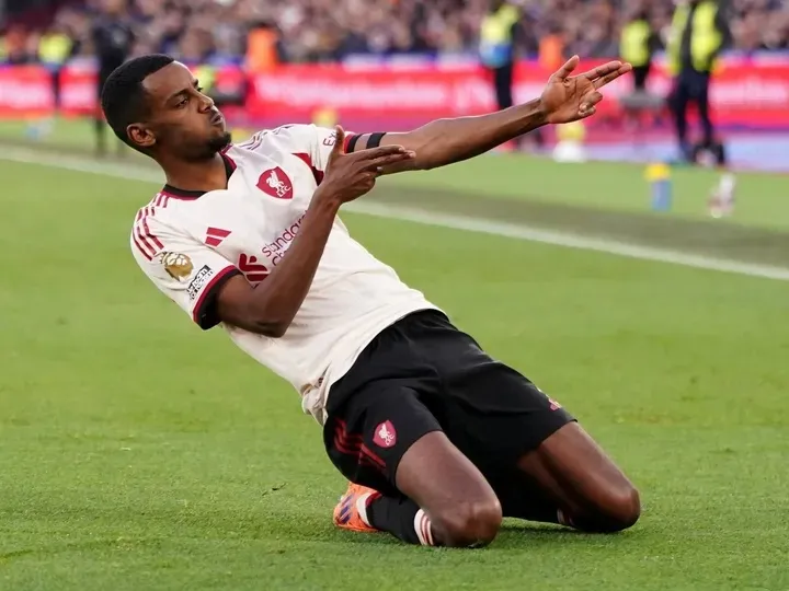 Alexander Isak vừa ghi bàn đầu tiên ở Ngoại hạng Anh cho Liverpool