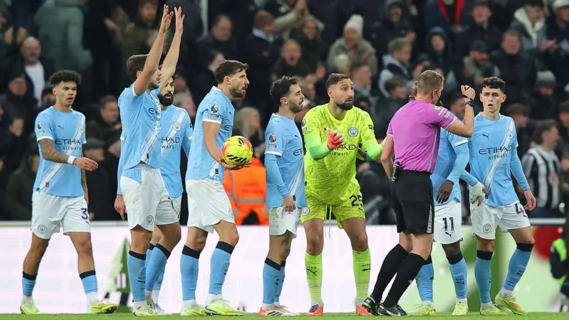 Gianluigi Donnarumma liên tục nhận thẻ vàng