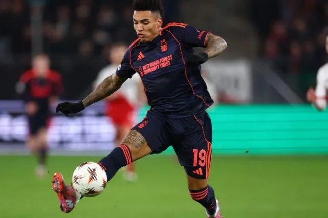 Igor Jesus ghi bàn cho Nottingham.