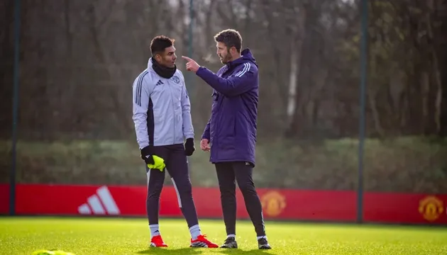 Casemiro đã nỗ lực tối đa cùng triều đại của tân HLV Michael Carrick ngay từ buổi tập đầu tiên
